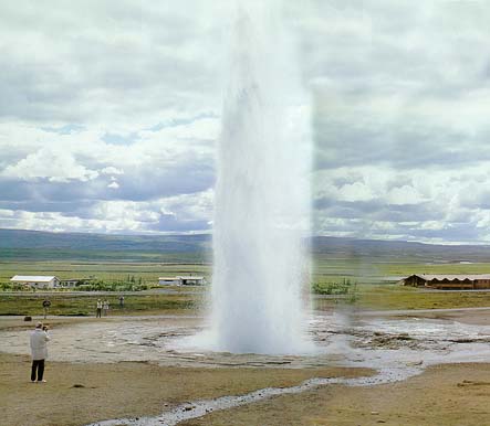 Выброс гейзера Строккур в Хейкадалюре - области горячих кремниевых источников на юге Исландии